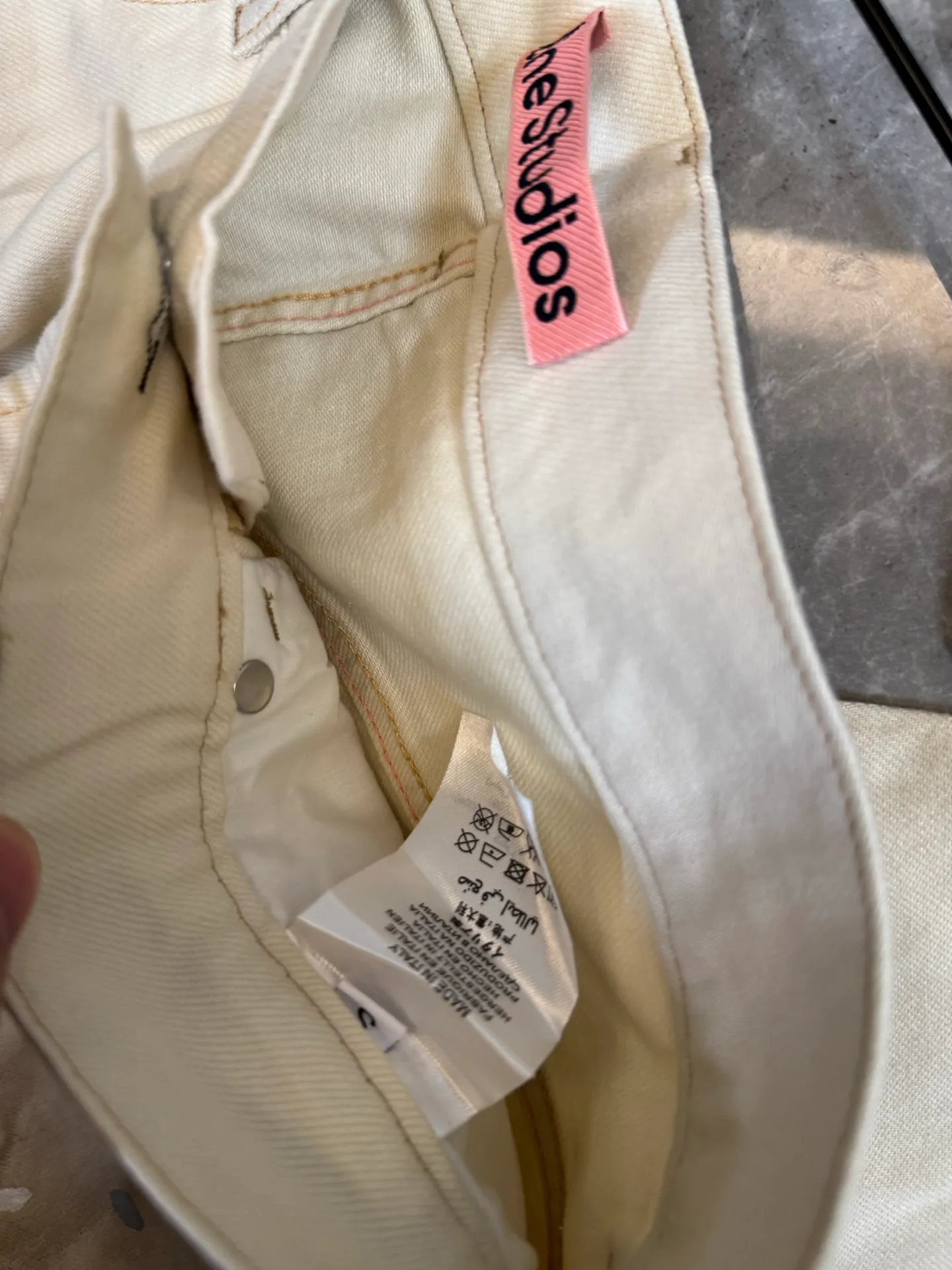 [Premium Replica] ACNE STUDIOS 26Ss Splash Ink Retro Washed Jeans (Light Khaki) These jeans use a unique splash ink process, distressed wash + hole design + hand-painted, full of Retro feeling! Straight version, the leather tag on the back waist is very recognizable, the upper body effect is excellent, Premium Quality, accurate version, Same Style for men and women. Size：s/m/l/xl